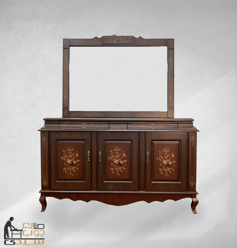 خزانة مزخرفة بثلاث أبواب