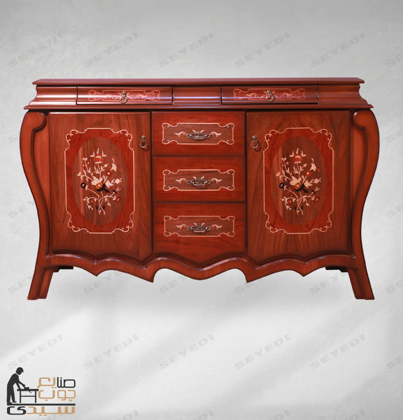 خزانة بثلاث أبواب