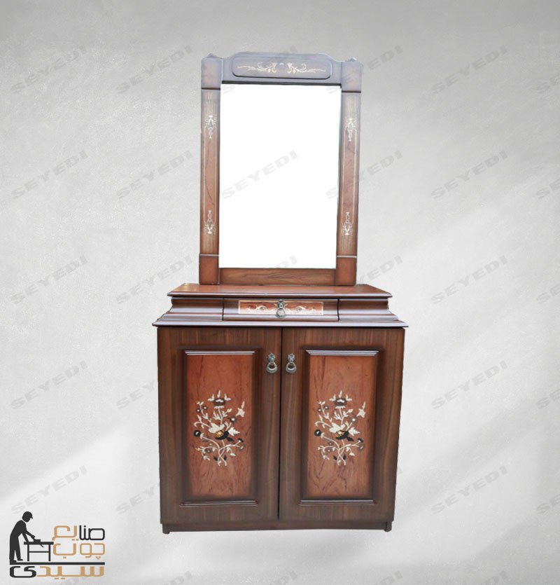 خزانة أحذية ومرآة كبيرة الحجم