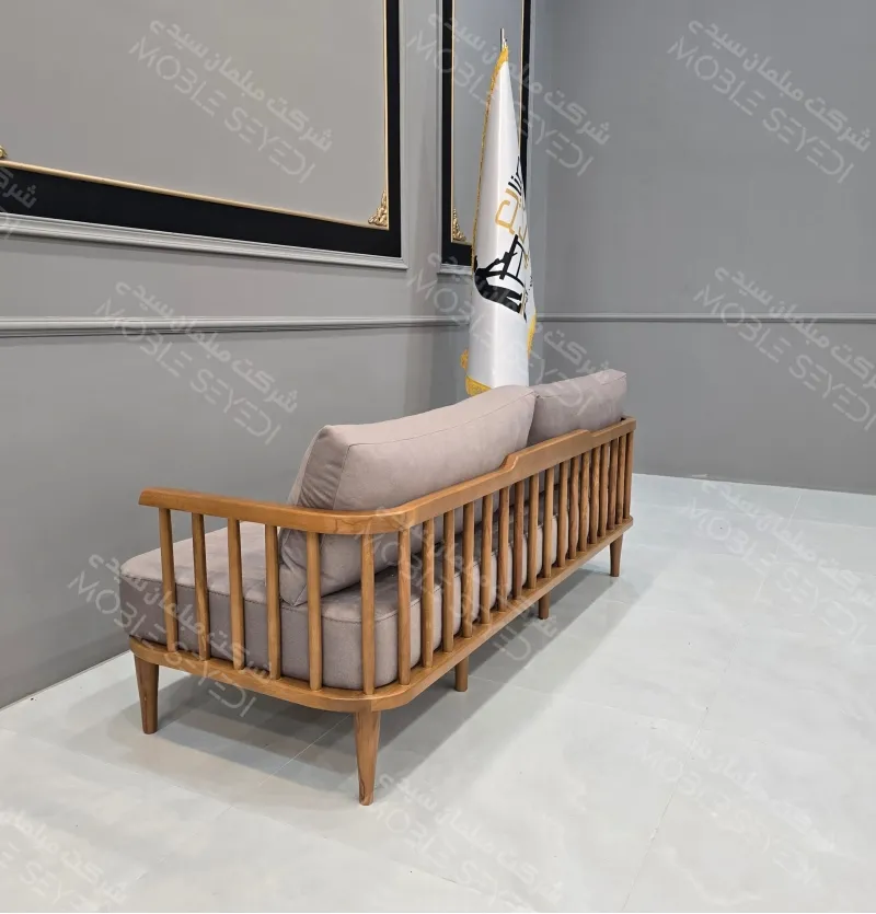 پشت کاناپه لارا